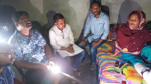 যুবলীগ কর্মীর অসুস্থ্য মায়ের পাশে যুবলীগ নেতা শাহীন