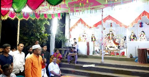 ঝড় বৃষ্টি আধার রাতেও পূজা মন্ডব পরিদর্শন করেন জেলা আ.লীগ নেতা মওলা