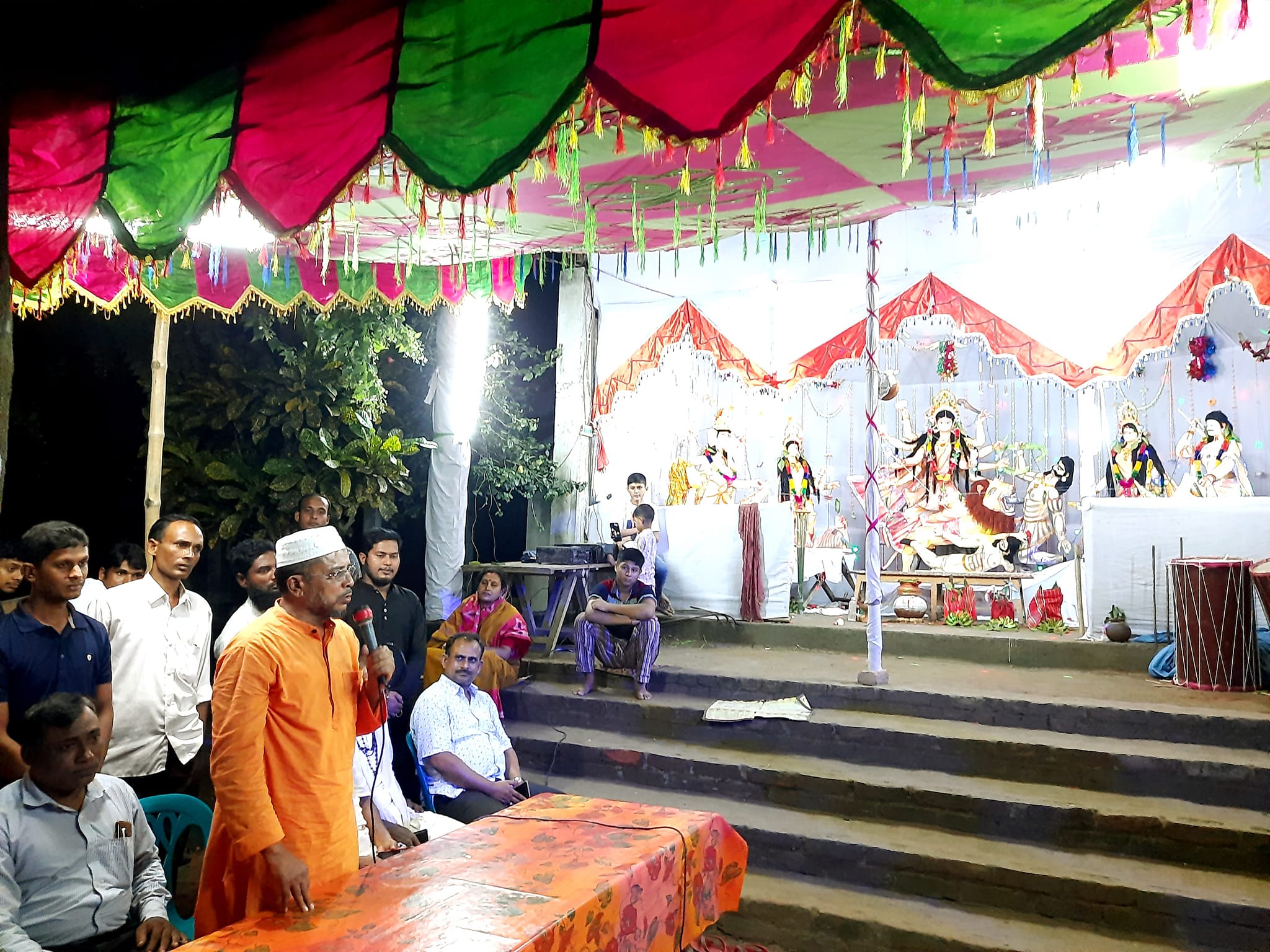 ঝড় বৃষ্টি আধার রাতেও পূজা মন্ডব পরিদর্শন করেন জেলা আ.লীগ নেতা মওলা