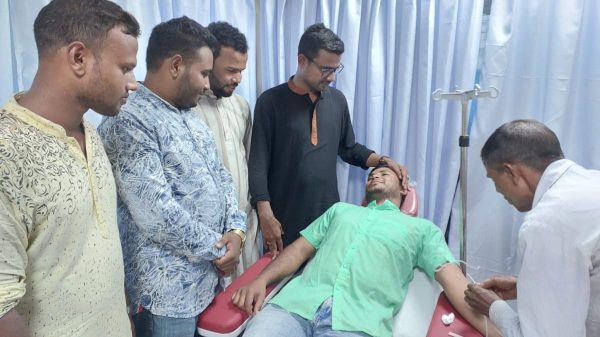 সাড়া ফেলেছে রংপুর জেলা ছাত্রলীগের রক্তের জরুরি হেল্প লাইন