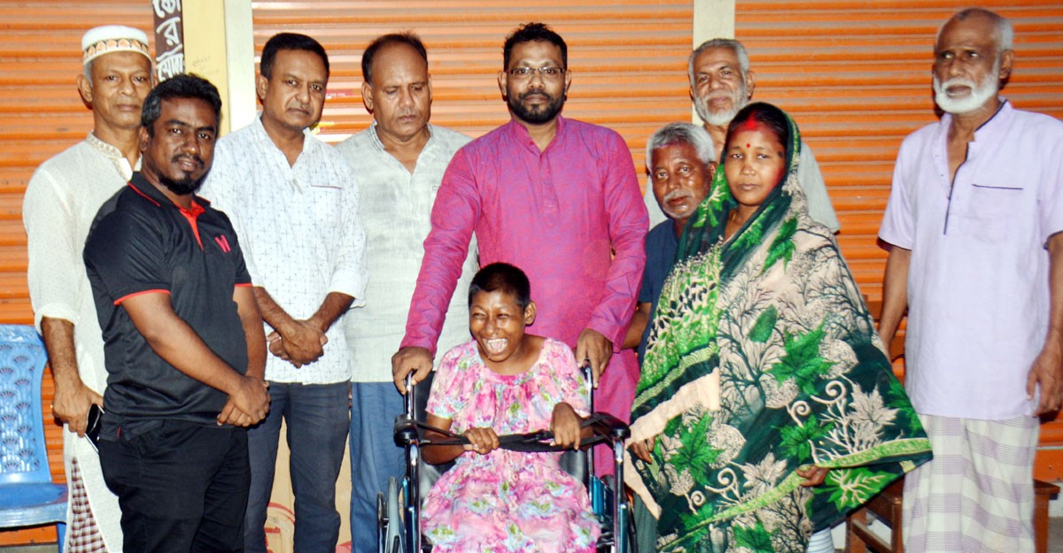 প্রতিবন্ধী স্মৃতির মুখে হাসি ফোটালেন পুলিশ কর্মকর্তা
