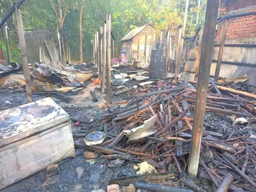 রংপুরে আগুন লেগে পাঁচটি বসতঘর পুড়ে ছাই