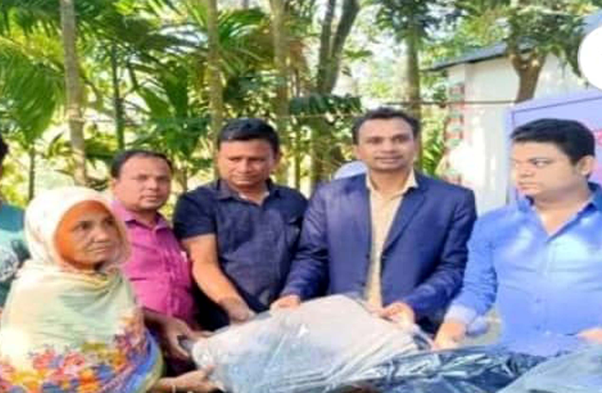 কাউনিয়ায় শীতার্ত মানুষের পাশে  হ্যাল্পিং হ্যান্ডস বিডি