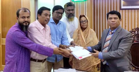 স্বতন্ত্র মেয়র প্রার্থী মিলনের মনোনয়ন ফরম জমা দিলেন প্রয়াত ঝন্টুর বোন