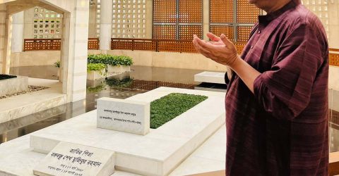 বঙ্গবন্ধুর কবর জিয়ারত করলেন মোছাদ্দেক হোসেন বাবলু