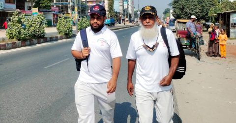 পায়ে হেঁটে তেঁতুলিয়া থেকে টেকনাফ যাত্রাকারী বাবা-ছেলে রংপুরের সীমানায়