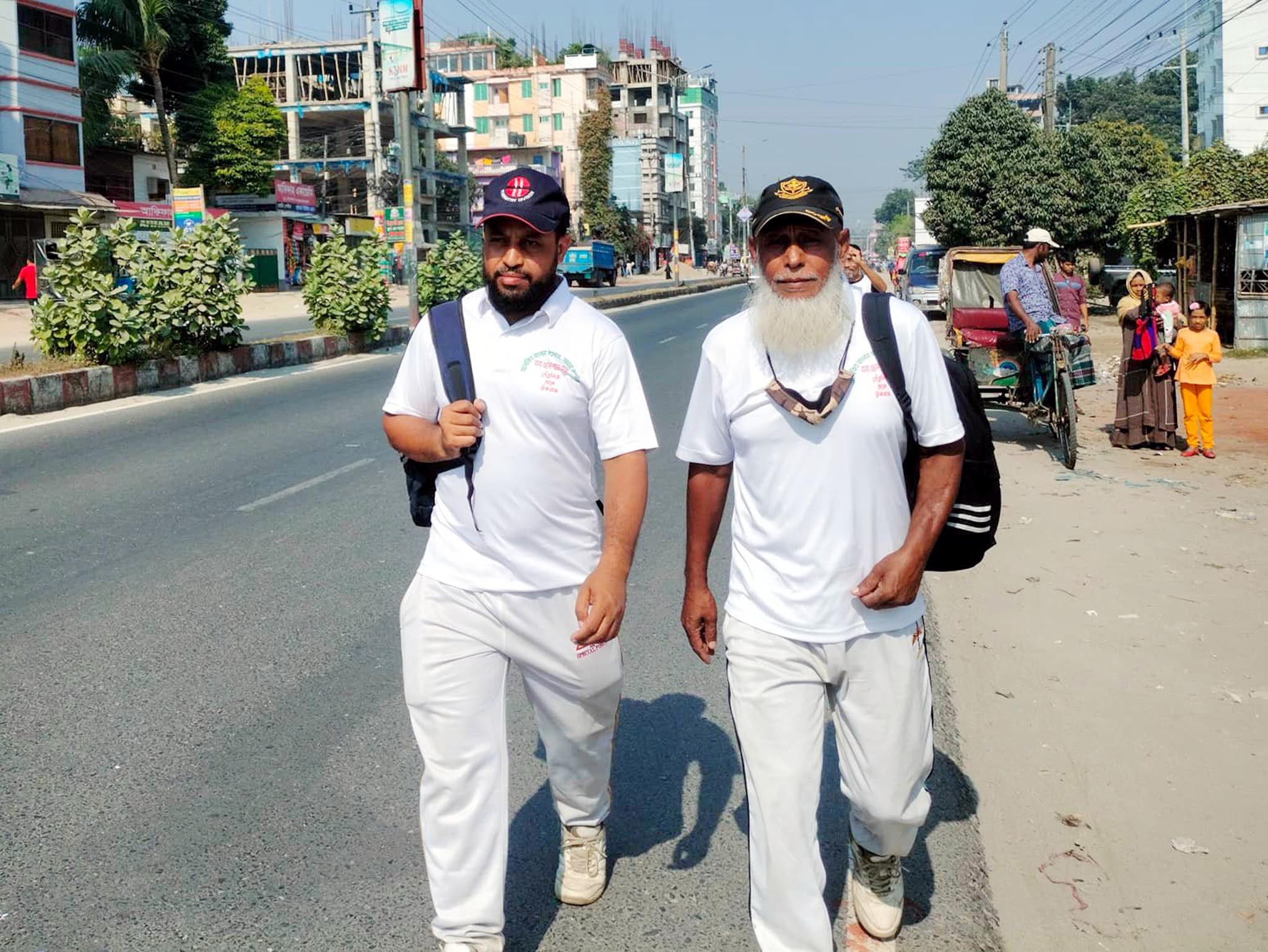 পায়ে হেঁটে তেঁতুলিয়া থেকে টেকনাফ যাত্রাকারী বাবা-ছেলে রংপুরের সীমানায়