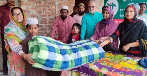 মাদ্রাসা শিক্ষার্থীর লেপ তোষক দিলেন মানবিক সংগঠন পাশে আছি