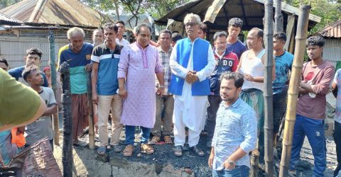 আগুনে ক্ষতিগ্রস্থ ৫ পরিবারের পাশে দাঁড়ালেন আওয়ামীলীগ নেতা সফি