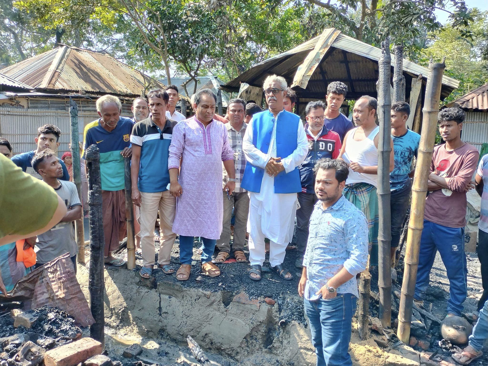আগুনে ক্ষতিগ্রস্থ ৫ পরিবারের পাশে দাঁড়ালেন আওয়ামীলীগ নেতা সফি