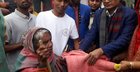 পীরগঞ্জের কাশিমপুরে শীতবস্ত কম্বল বিতরণ করলেন সিরাজ
