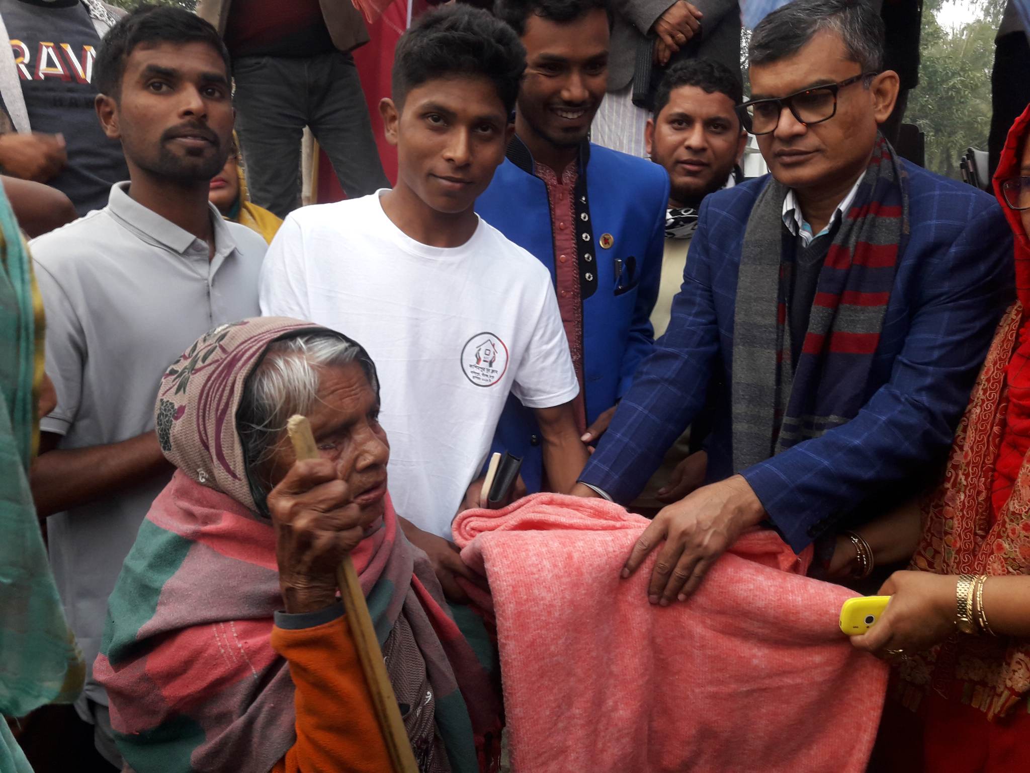 পীরগঞ্জের কাশিমপুরে শীতবস্ত কম্বল বিতরণ করলেন সিরাজ
