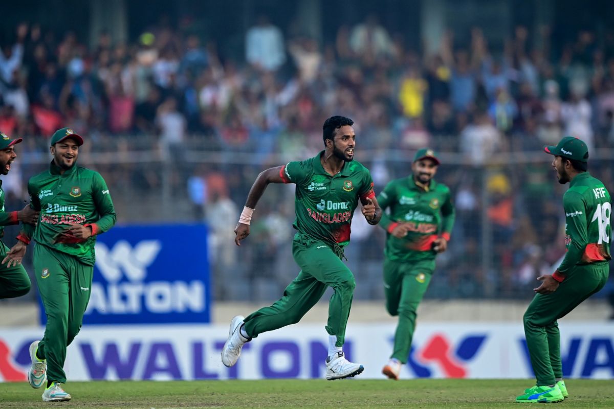 ‘অলরাউন্ডার’ মিরাজের জাদুতে সিরিজ বাংলাদেশের