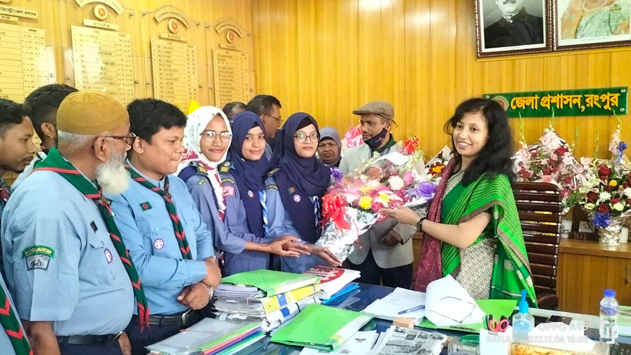 রংপুরে সদ্য যোগদানকৃত জেলা প্রশাসককে জেলা রোভার ও স্কাউটের ফুলেল শুভেচ্ছা