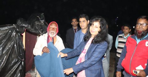 কম্বল নিয়ে বেদে পল্লীতে রংপুরের জেলা প্রশাসক