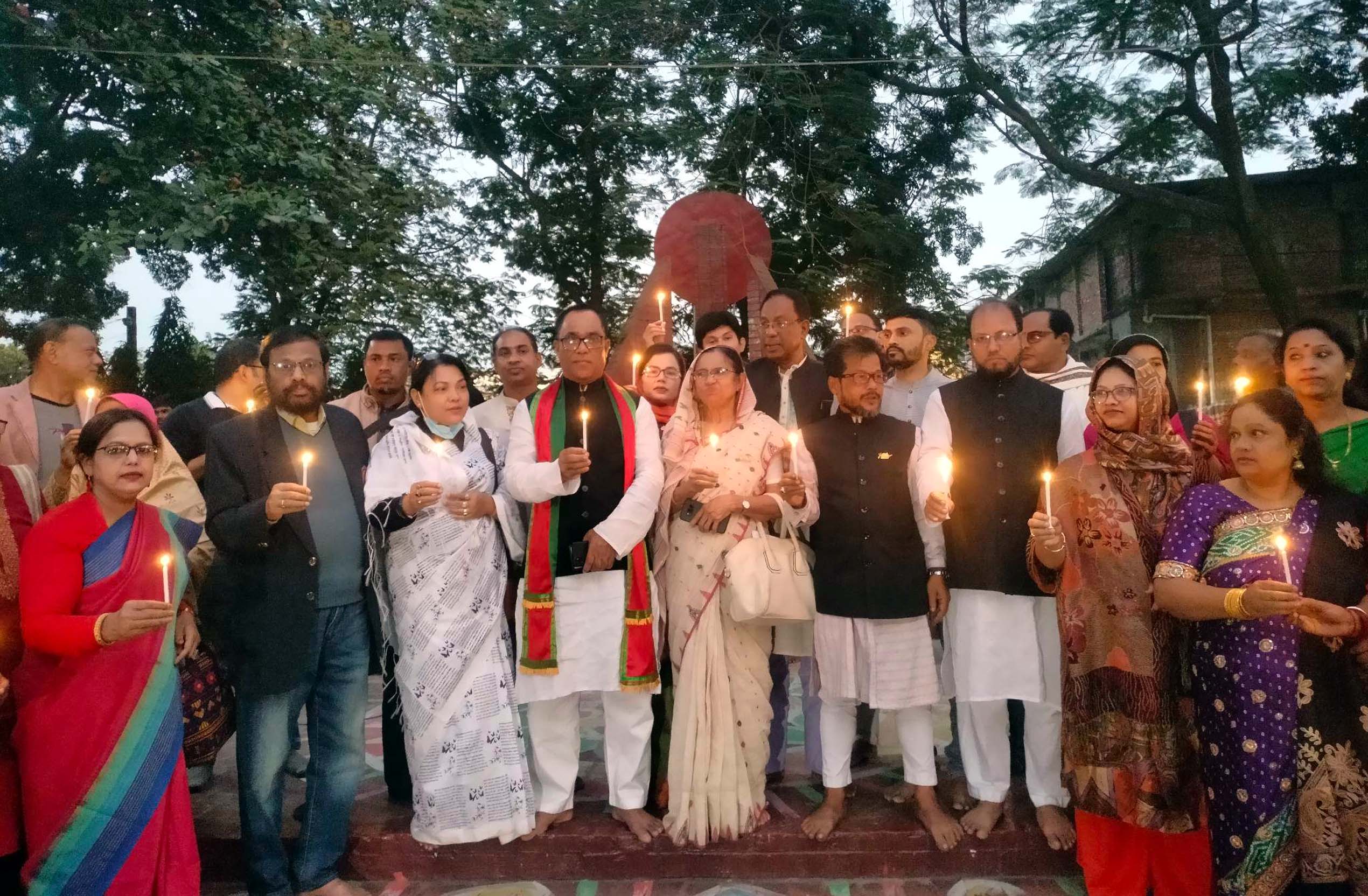 মোমবাতি প্রজ¦লন দিয়ে সম্মিলিত সাংস্কৃতিক জোট রংপুরের মাসব্যাপী কর্মসূচীর উদ্বোধন