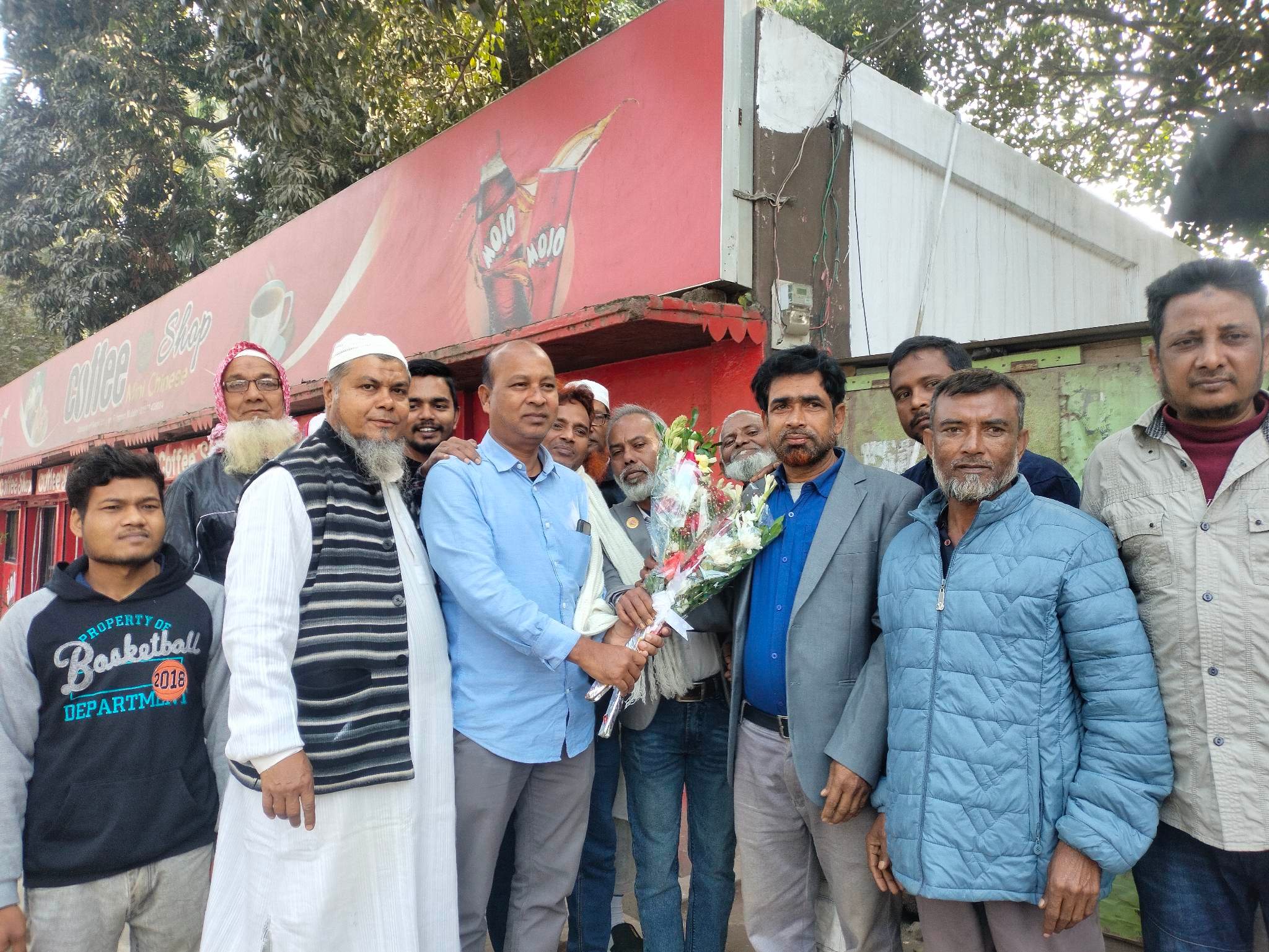 ভোটারদের সাথে কুশল বিনিমিয়ে ব্যস্ত ২৩ নং ওয়ার্ড কাউন্সিলর লিটন পারভেজ