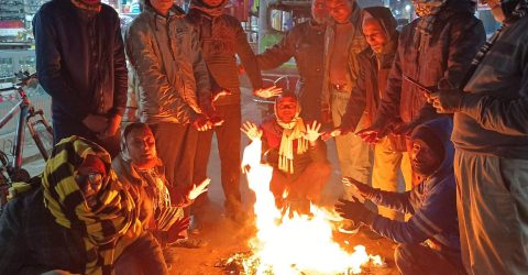 বাণিজ্যমন্ত্রীর এলাকা কাউনিয়ায় ৩ লাখ মানুষের জন্য ২৮০০ কম্বল