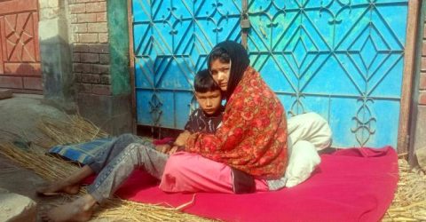 বিয়ের দাবীতে দেবরের বাড়িতে অনশনে ভাবী