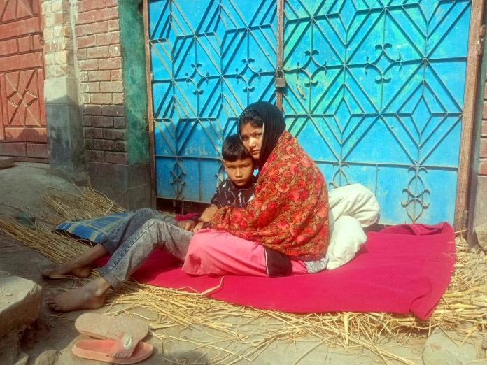 বিয়ের দাবীতে দেবরের বাড়িতে অনশনে ভাবী