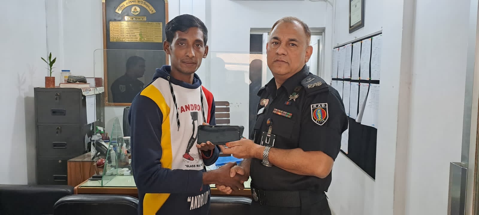 এক বছরে ২২০টি মোবাইল ফোন উদ্ধার করলো র‌্যাব ১৩