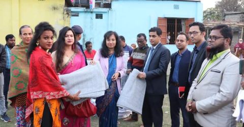 তৃতীয় লিঙ্গের মানুষের মাঝে ডিসির শীতবস্ত্র বিতরণ