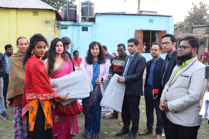 তৃতীয় লিঙ্গের মানুষের মাঝে ডিসির শীতবস্ত্র বিতরণ