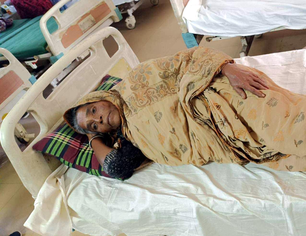 মেয়েদের পক্ষ নেয়ায় ছেলেদের মারপিটের শিকার গর্ভধারিনি মা