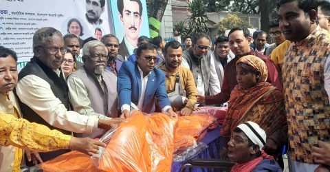 রংপুরে যুবলীগের সুবর্ণজয়ন্তী উপলক্ষে শীতার্ত মানুষের মাঝে কম্বল বিতরণ