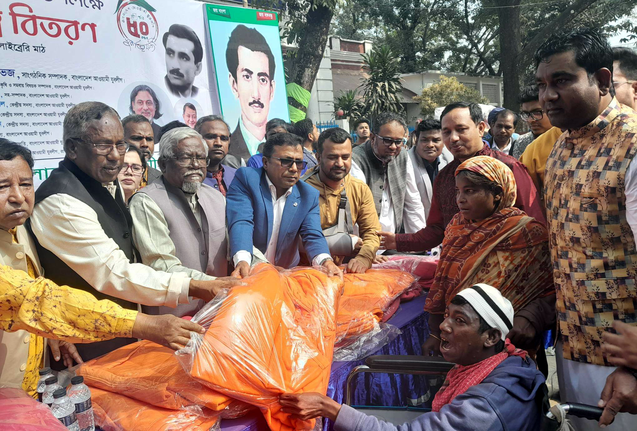 রংপুরে যুবলীগের সুবর্ণজয়ন্তী উপলক্ষে শীতার্ত মানুষের মাঝে কম্বল বিতরণ