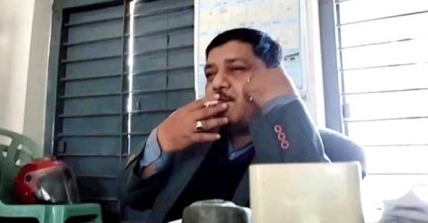 গঙ্গাচড়ায় অফিসে বসেই সিগারেট টানছেন উপ-খাদ্য পরিদর্শক