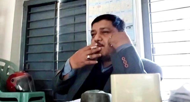 গঙ্গাচড়ায় অফিসে বসেই সিগারেট টানছেন উপ-খাদ্য পরিদর্শক