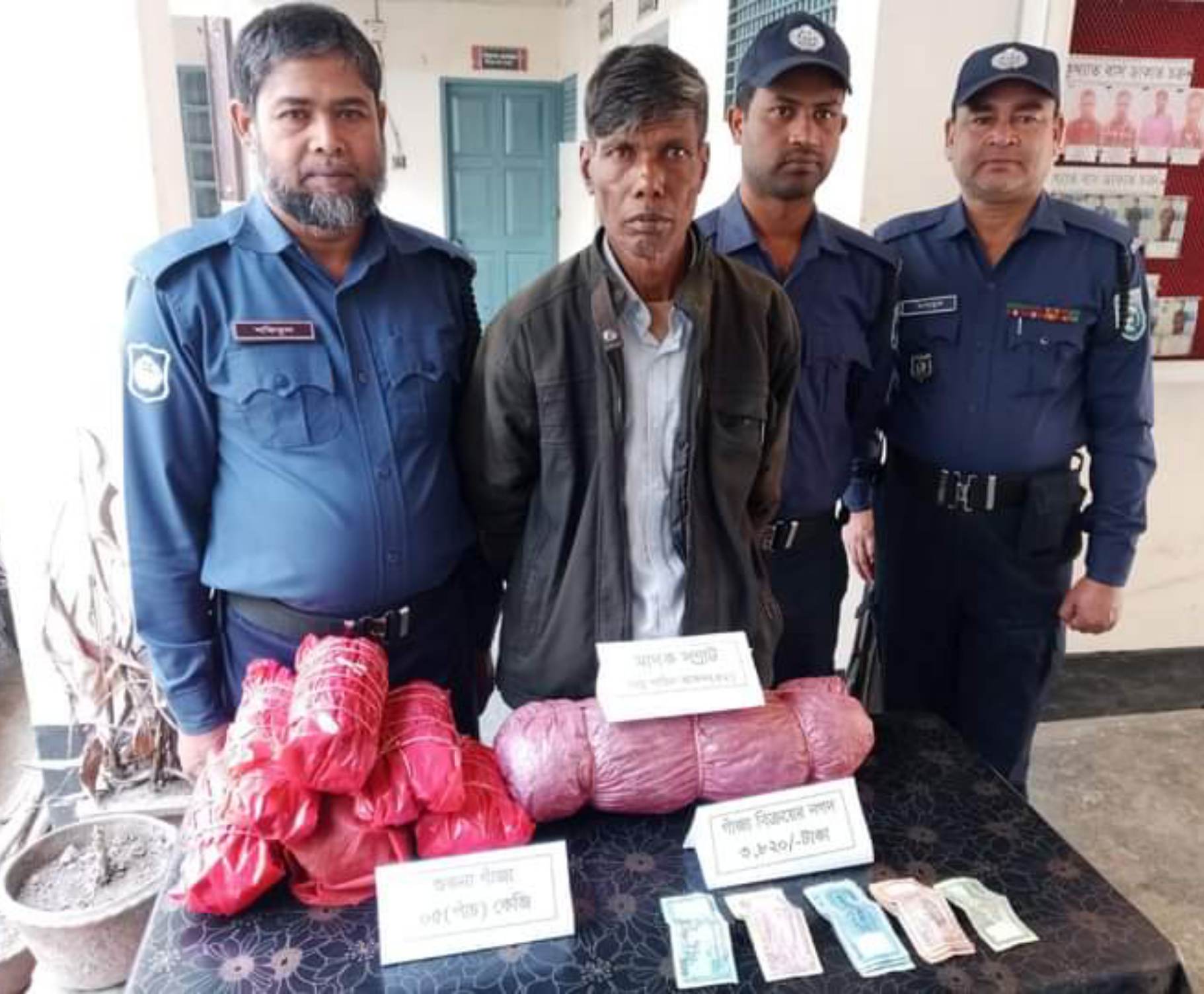 রংপুরে ৫ কেজি গাঁজাসহ মাদক সম্রাট আটক