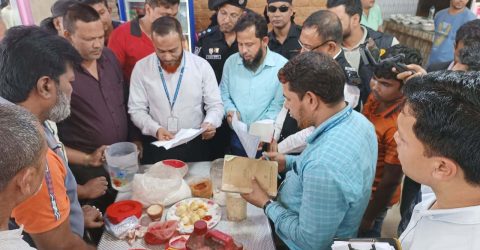 পচা বাসি খাবার ও অস্বাস্থ্যকর খাদ্য সংরক্ষণ করার দায়ে ৪৫ হাজার টাকা জরিমানা