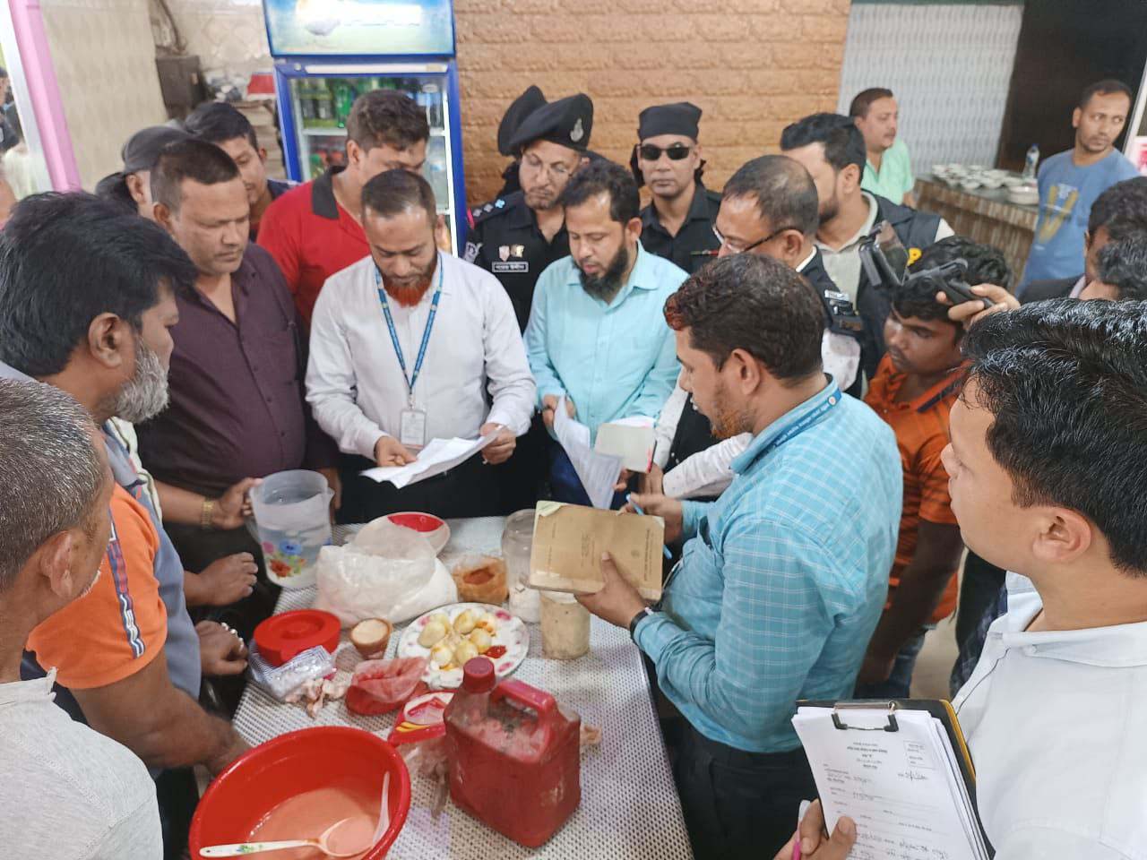 পচা বাসি খাবার ও অস্বাস্থ্যকর খাদ্য সংরক্ষণ করার দায়ে ৪৫ হাজার টাকা জরিমানা