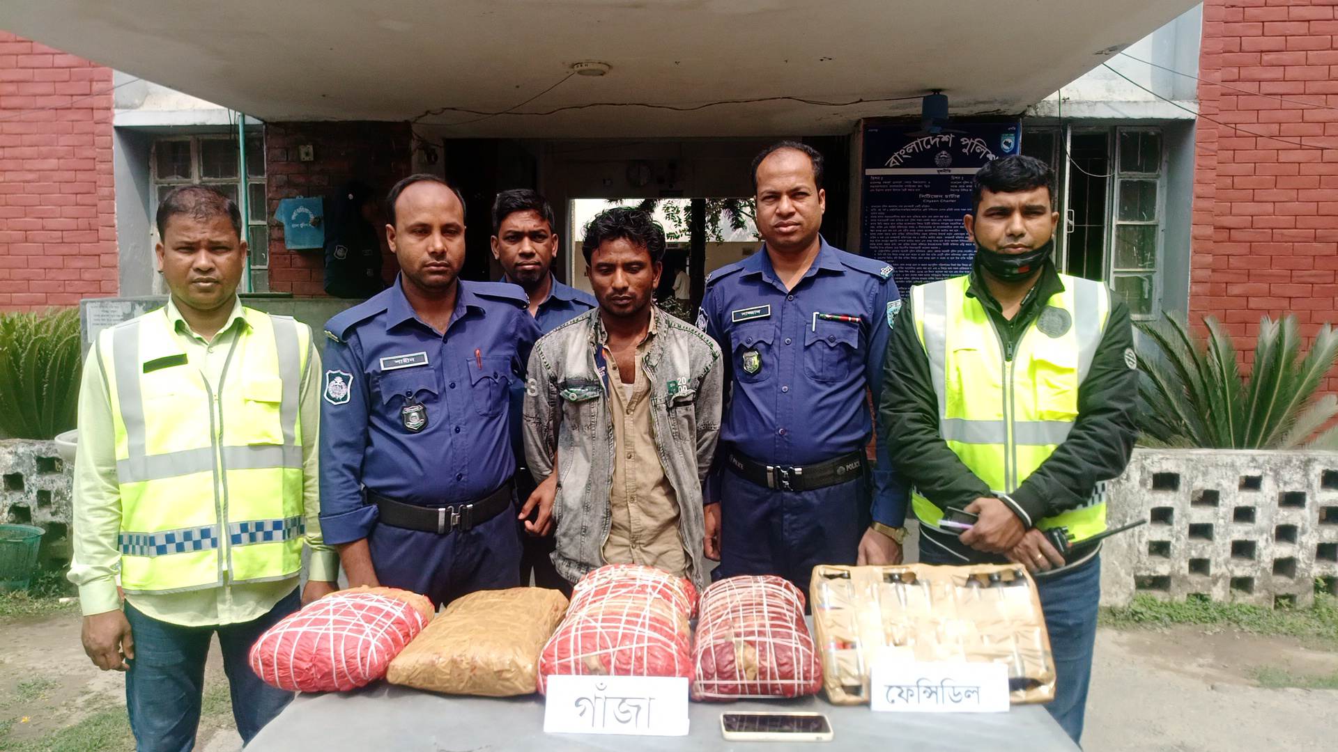 কাউনিয়ায় গাঁজা ও ফেন্সিডিল সহ আটক মাদক কারবারী