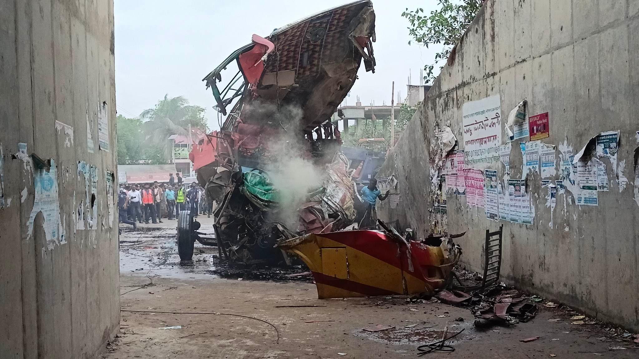 পদ্মাসেতুর এক্সপ্রেসওয়ের রেলিং ভেঙে বাস খাদে, নিহত ১৭ 