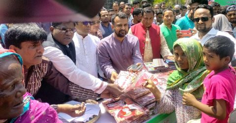 ৬ শতাধিক দুস্থদের শাড়ি, লুঙ্গি ও নগদ অর্থ দিলেন রংপুর জেলা যুবলীগ