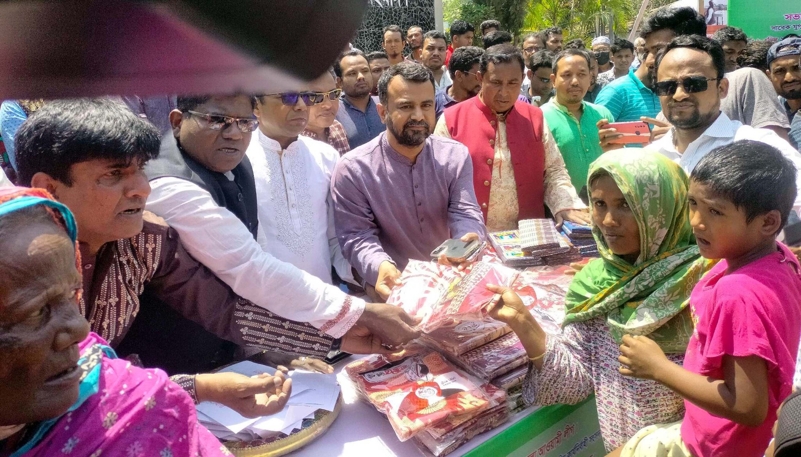 ৬ শতাধিক দুস্থদের শাড়ি, লুঙ্গি ও নগদ অর্থ দিলেন রংপুর জেলা যুবলীগ