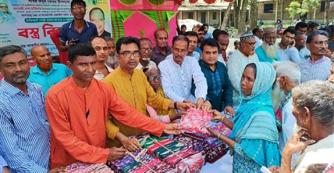 রংপুরের হাজীরহাটে আ’লীগ নেতা এ্যাড. রাজু’র পক্ষে ঈদ উপহার বিতরণ 