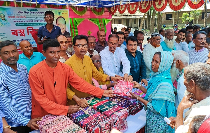 রংপুরের হাজীরহাটে আ’লীগ নেতা এ্যাড. রাজু’র পক্ষে ঈদ উপহার বিতরণ 