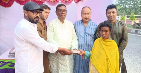 দুস্থ ও পথচারীদের ইফতার দিল রংপুরস্থ লালমনিরহাট জেলা সমিতি