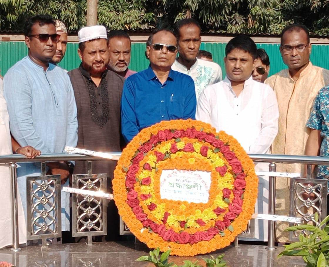 জাতীয় পার্টির প্রতিষ্ঠাতা চেয়ারম্যানের সমাধিতে শ্রদ্ধাঞ্জলি