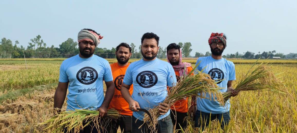 দারিদ্র কৃষকের ধান কেটে দিল কাউনিয়া উপজেলা ছাত্রলীগ।