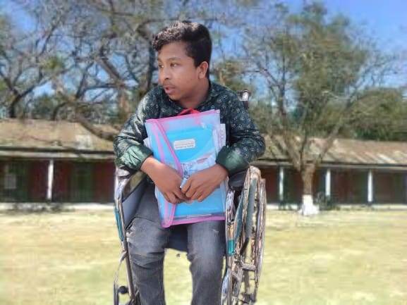 স্বপ্ন পুরনের আশায় হুইল চেয়ারে বসে পরীক্ষা দিচ্ছেন কাউনিয়ার মাহমুদূর 