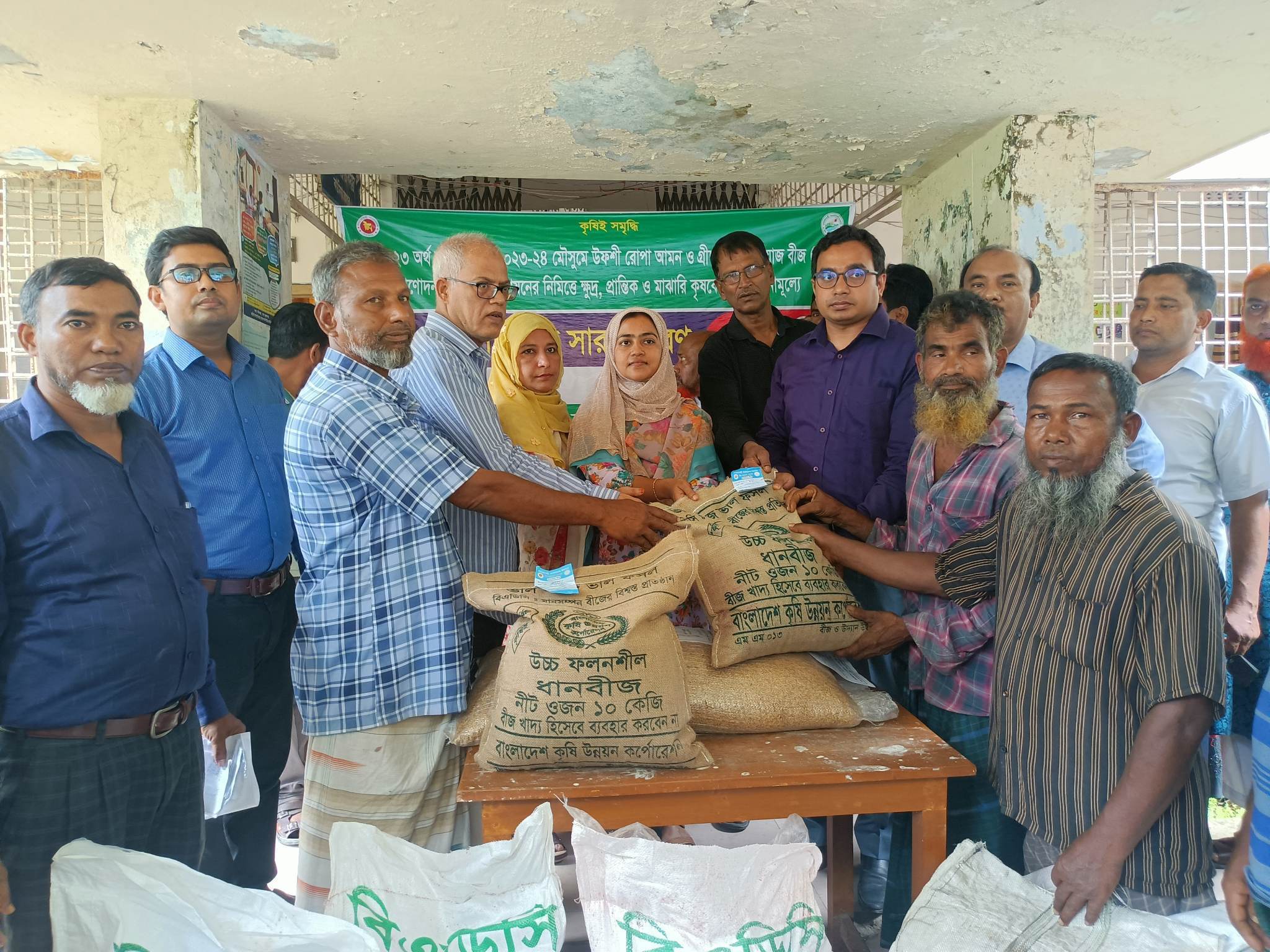 কাউনিয়ায় কৃষকের মাঝে বীজ ও রাসায়নিক সার বিতরণ