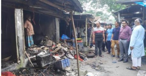 কাউনিয়ায় তালুদার মার্কেটে অগ্নিকাণ্ডে ৮ দোকান পুড়ে ছাই