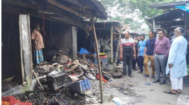 কাউনিয়ায় তালুদার মার্কেটে অগ্নিকাণ্ডে ৮ দোকান পুড়ে ছাই