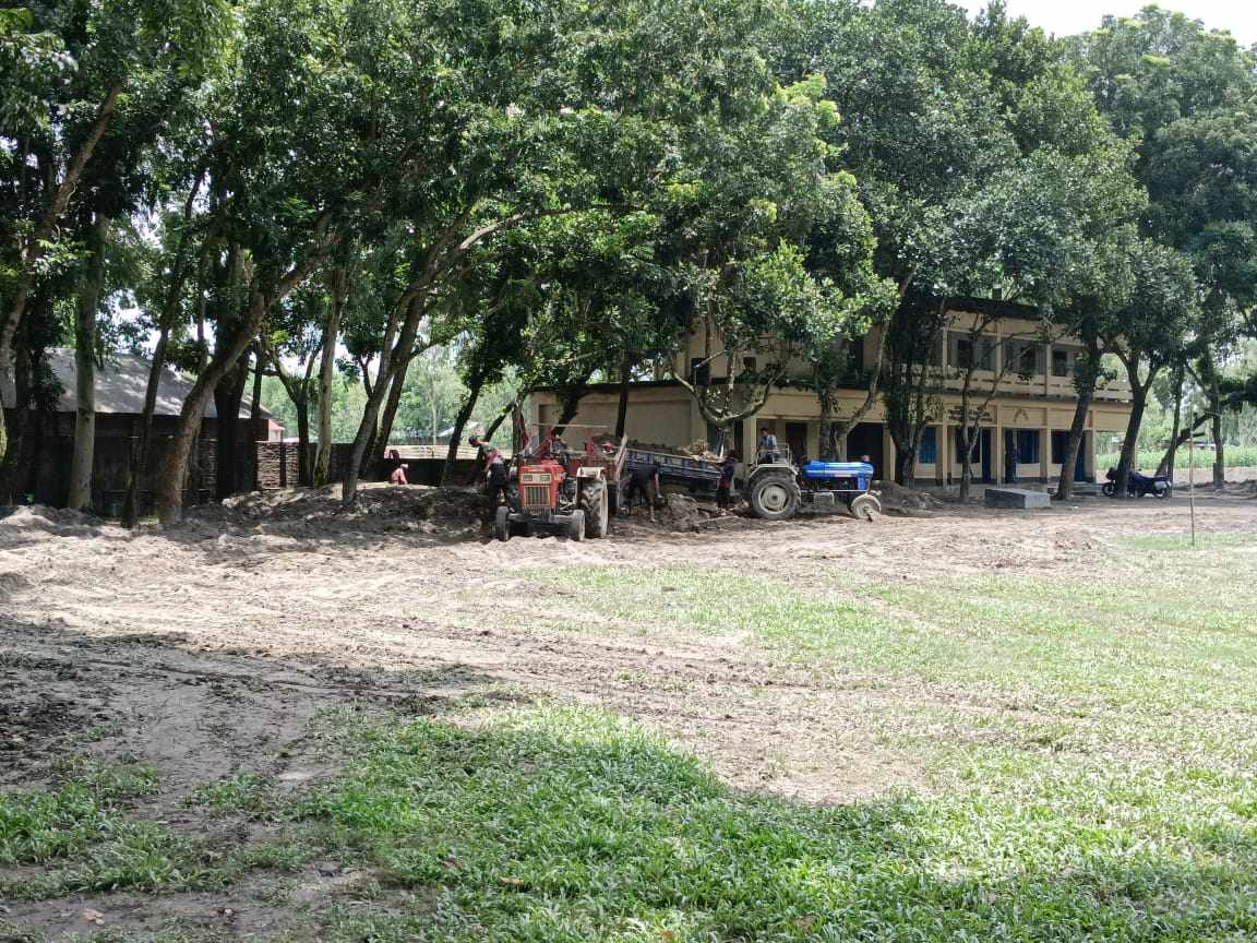 মিঠাপুকুরের শালমারা নদীর পাড় কেটে মাটি বিক্রি