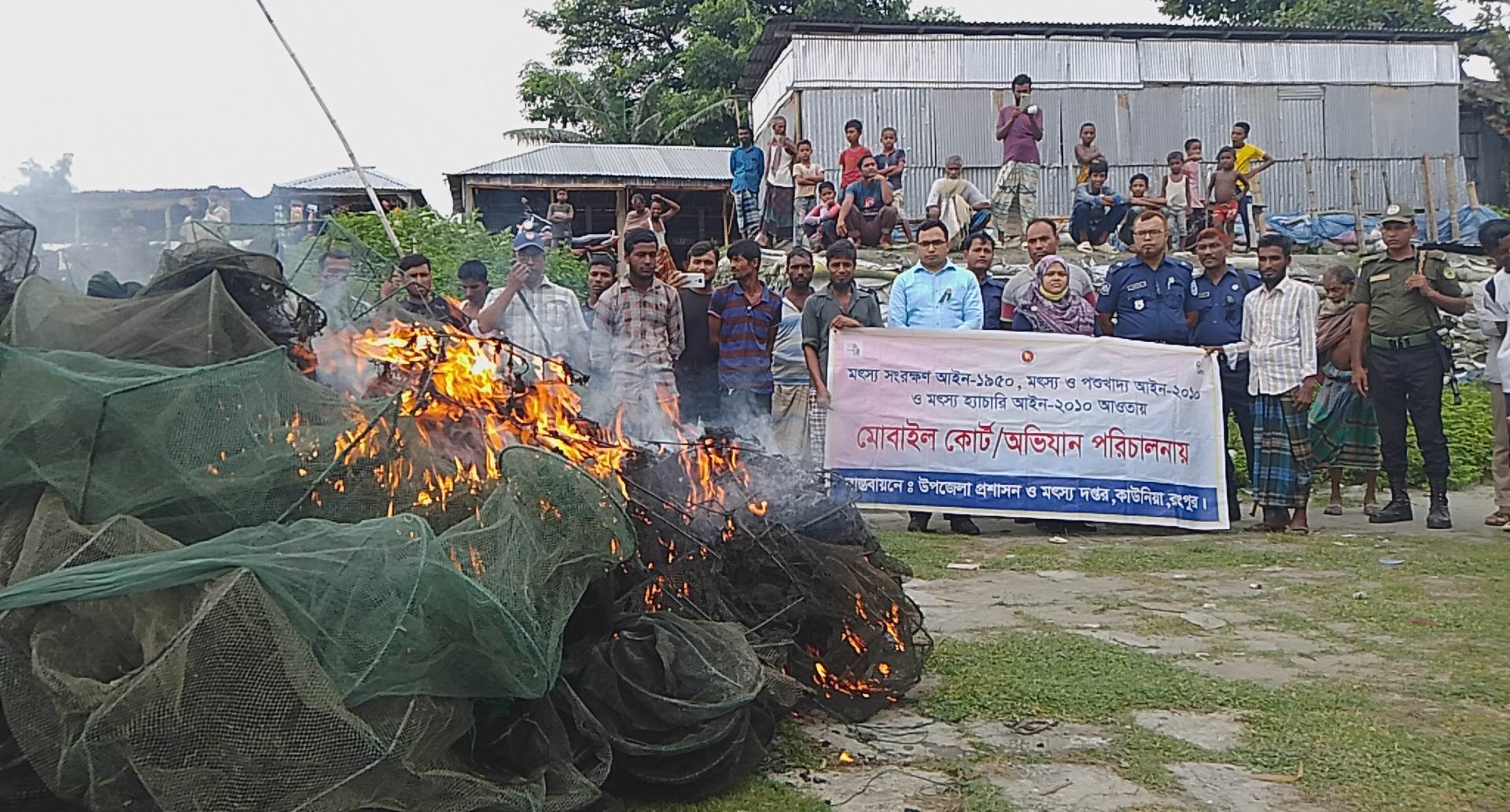 কাউনিয়ায় চায়না দুয়ারীর ফাঁদে সংকটে দেশীয় মাছ, দেড় লাখ টাকার জাল জব্দ